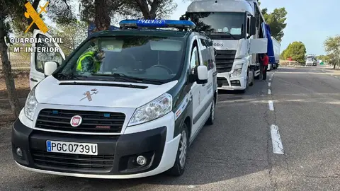 coche de la Guardia Civil realiza un control de transporte internacional