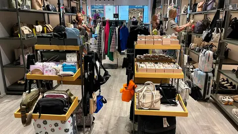 Una tienda de ropa en Zaragoza con gente