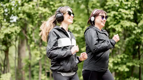 Dos mujeres corriendo