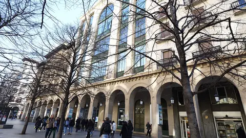 Una calle de Zaragoza con gente paseando