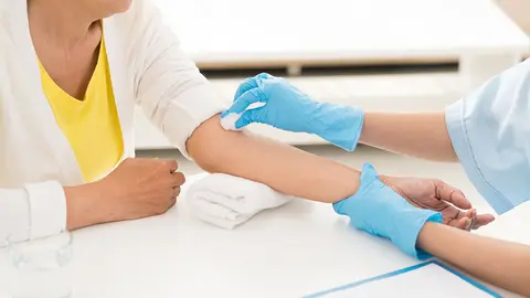 Un paciente haci&eacute;ndose una anal&iacute;tica