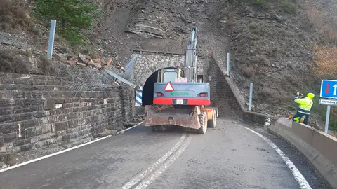 Los trabajos tras el desprendimiento ocurrido el pasado s&aacute;bado en la N-260a en la boca del t&uacute;nel de Gav&iacute;n continuar&aacute;n unos d&iacute;as m&aacute;s.