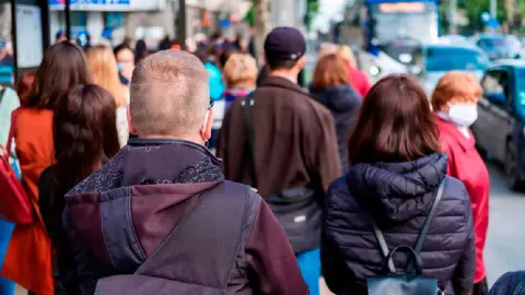 gente andando por la calle poblaci&oacute;n