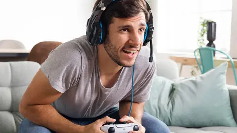 chico joven juega a videojuegos