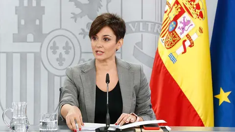 La ministra de Pol&iacute;tica Territorial y portavoz del Gobierno en funciones, Isabel Rodr&iacute;guez, durante su intervenci&oacute;n. Foto de Pool Moncloa/Jos&eacute; Manuel &Aacute;lvarez 