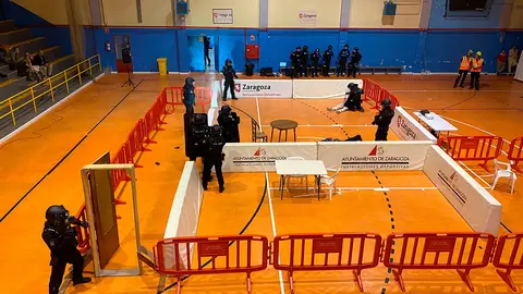 Los Bomberos de Zaragoza y la Polic&iacute;a Nacional se han unido esta tarde en el Centro Deportivo Municipal Salduba para realizar un simulacro de emergencias.