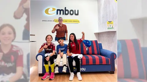 ni&ntilde;os en la sala de Embou