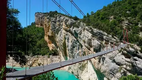 Pasarela sobre el r&iacute;o  Noguera Ribagorzana. Ruta senderista de las pasarelas de Montfalc&oacute; 