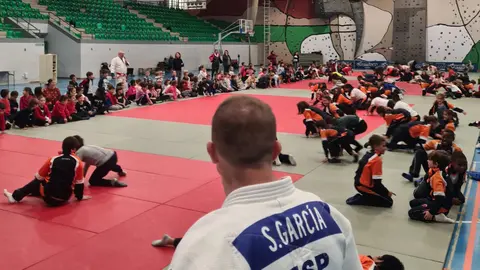 Sergio Garc&iacute;a, una de las grandes promesas del judo espa&ntilde;ol y compa&ntilde;ero del barbastrense Moussa Macalou en el Centro de Alto Rendimiento (CAR) de Madrid, ha protagonizado este viernes una masterclass en Barbastro. Fotograf&iacute;a: Ayuntamiento de Barbastro.