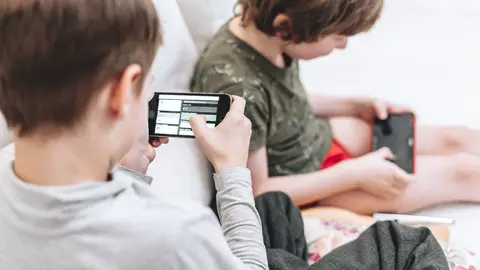 ni&ntilde;os con tel&eacute;fono m&oacute;vil