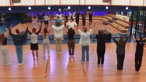 Juanjo y Naiara han ense&ntilde;ado al resto de concursantes a cantar y a bailar una jota, con el cachirulo en la cabeza incluido.