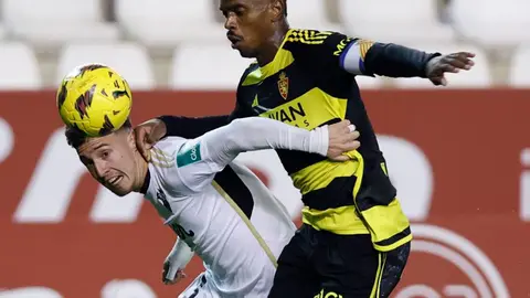 Jair pelea un bal&oacute;n con Escriche