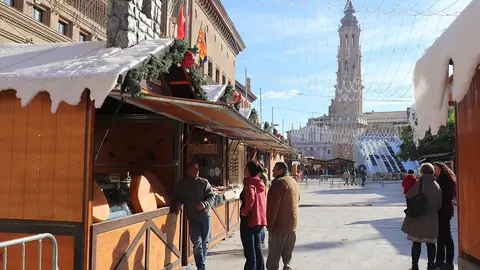 El mercadillo artesano en la plaza del Pilar