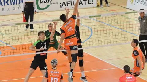 El Pamesa Teruel Voleibol gan&oacute; 3 a 0 (25-17, 25-19, 25-20) y forz&oacute; el set de oro, que se llev&oacute; por 15 a 10. Fotograf&iacute;a: Pamesa Teruel.
