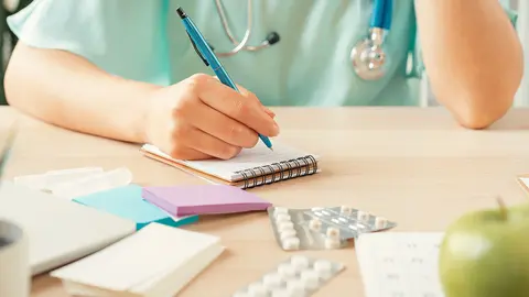 Un m&eacute;dico receta medicamentos