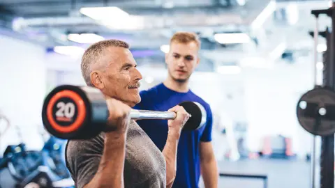 hombre de 50 a&ntilde;os en el gimnasio