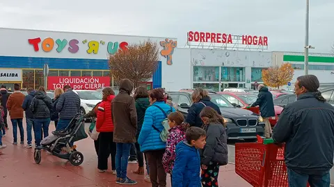 colas Toys R Us Utebo