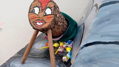 Si los ni&ntilde;os y ni&ntilde;as la golpean mientras le piden cosas, la tronca les cagar&aacute; chuches y golosinas