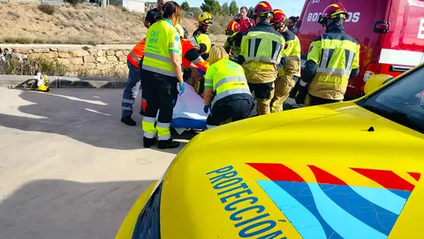 Miembros de Protecci&oacute;n Civil atienden a un accidentado