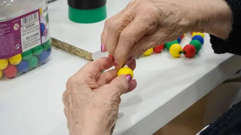 manos de persona de avanzada edad