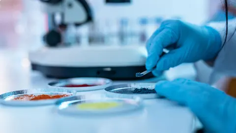 Joven cient&iacute;fico que realiza investigaciones en un laboratorio qu&iacute;mico.