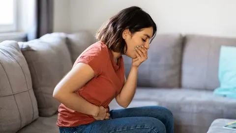 mujer vomitando