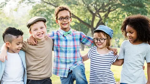 Ni&ntilde;os felices abrazados