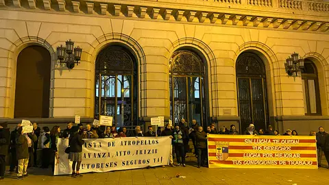 Los trabajadores se han concentrado en la escalinata del edificio de la DPZ en la plaza de Espa&ntilde;a