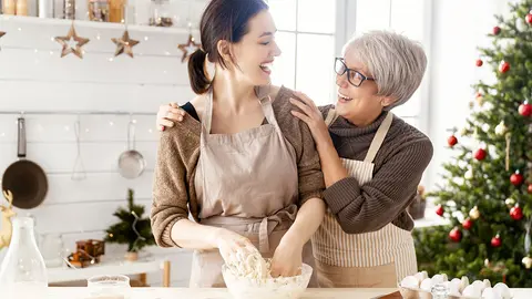 Dos mujeres cocinando en &eacute;poca navide&ntilde;a