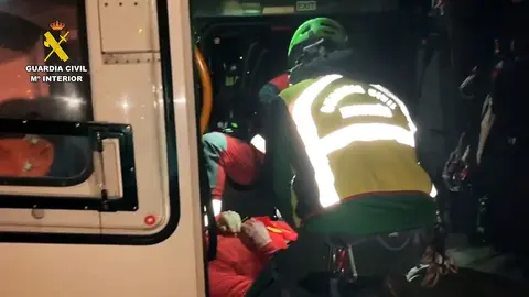 Un herido en accidente de monta&ntilde;a siendo evacuado