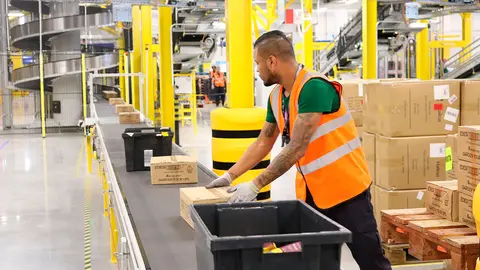 Un operario de Amazon