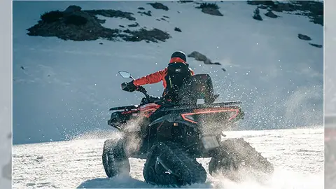 De la mano de TenaPark, es posible vivir una experiencia &uacute;nica con motos de nieve. Fotos: TenaPark