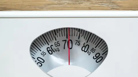 Una b&aacute;scula marcando 70 kilos de peso
