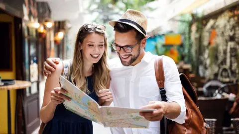 turistas miran un mapa