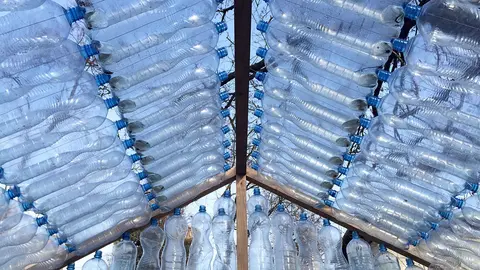 Orientadas a la prevenci&oacute;n de la generaci&oacute;n de residuos producidos por el uso de envases no reutilizables de pl&aacute;sticos y al fomento del reciclado de este tipo de envases