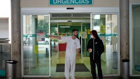 Un sanitario y un paciente a las puertas de urgencias del Hospital Miguel Servet de Zaragoza