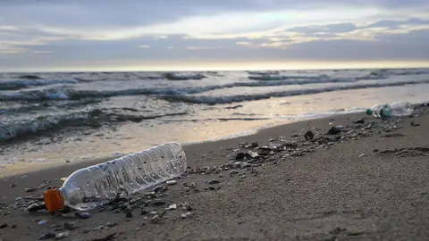 Contaminaci&oacute;n por residuos y pl&aacute;sticos en la playa