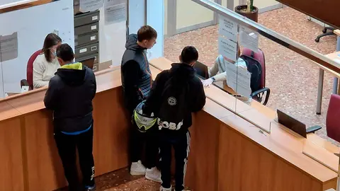 Varias personas en el Registro de Teruel