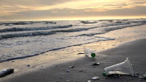 Mar contaminado con pl&aacute;sticos