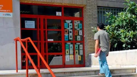 Un alumno accediendo a la escuela de idiomas