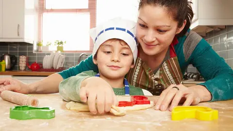 madre cocina con su hijo