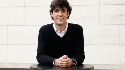 Con apenas 23 a&ntilde;os, Alfonso Goizueta puede presumir de ser finalista en el Premio Planeta 2023.