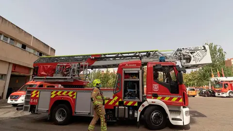 Los Bomberos se descuelgan desde un balc&oacute;n para rescatar a una anciana en Calatayud