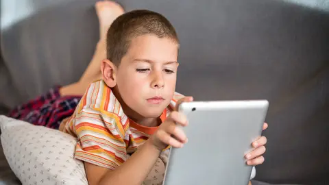 ni&ntilde;o-con-una-tablet