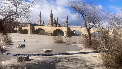 Desde el 112 Arag&oacute;n recomiendan no acercarse a la ribera del Ebro. Foto: Polic&iacute;a Local de Zaragoza