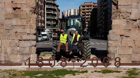Dos agricultores en plena puerta del Carmen. Foto: Andr&eacute;s Garc&iacute;a