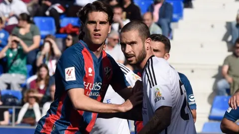 Javi Mart&iacute;nez ante el Burgos este domingo. Foto: S.D. Huesca.