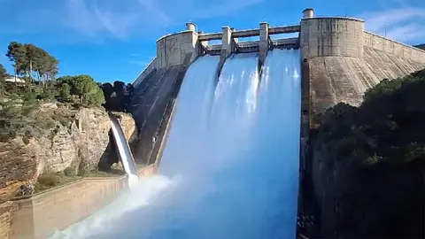La crecida se est&aacute; realizando mediante el desembalse de El Grado y Mediano. Foto: CHE