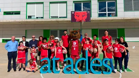 Santi Yusta y Nerea Hermosa acompa&ntilde;an a los alumnos de Baloncesto Adaptado de Atades.
