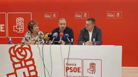 El alcalde Juan Escalzo (centro) arropado por Elisa Sancho y Fernando Sab&eacute;s. Foto: PSOE Huesca